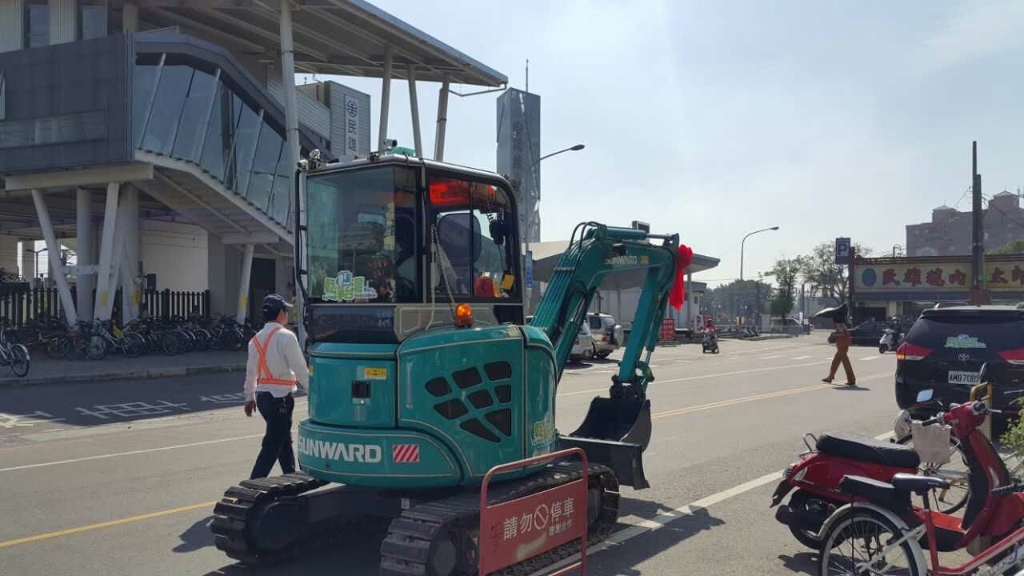 嘉義市长大赞币游国际智能挖掘机环台义举