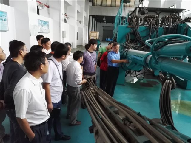 鹤发银丝映日月，，，，，赤心热血沃新花