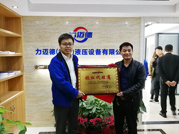 从拒绝到一次购置十台旋挖钻机，，，他用八年时间熟悉币游国际智能