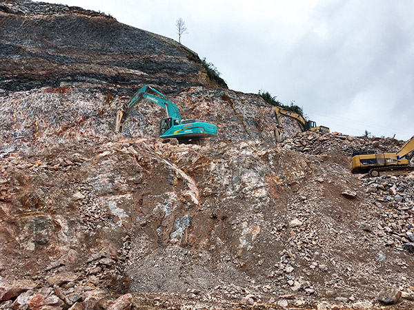 看石场风云怎样演绎？？？？？币游国际智能矿山战神SWE470E大型挖掘机一锤定音！