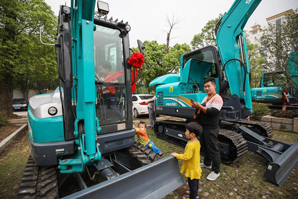 红四月，，，，，币游国际智能挖掘机促销会节节攀升