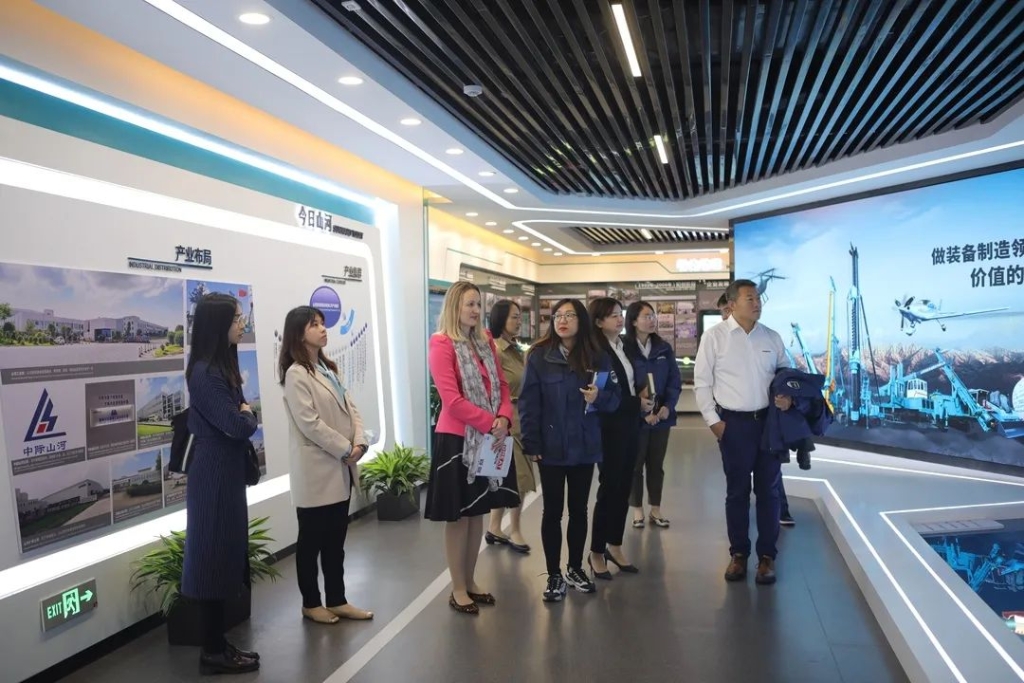 英国驻广州总领事贺颂雅考察币游国际智能