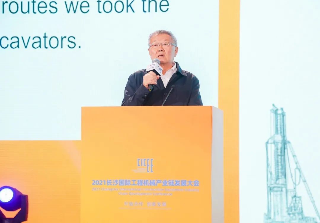 何清华出席长沙国际工程机械工业链生长峰会，，，，走“双循环”蹊径要害在于“要做好自己的事情”
