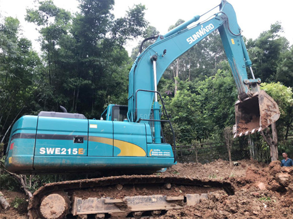 币游国际智能SWE 215E挖掘机是他的左膀右臂！