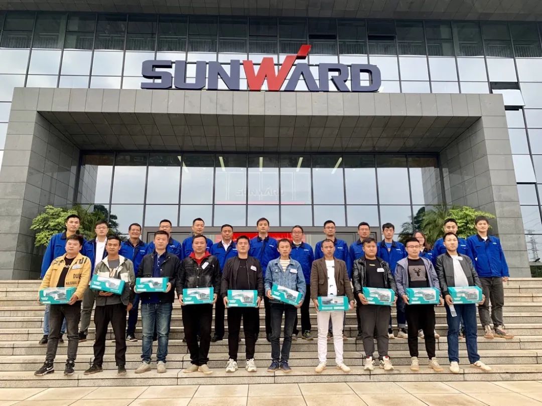 一起来“找茬”！10位“超等体验官”试驾币游国际智能最新“F系列”挖掘机