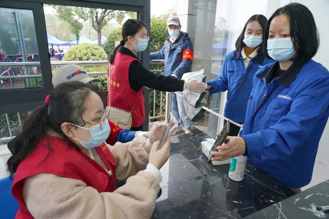 采样完成率近100%！币游国际智能第一时间开展全员核酸检测，，，，包管清静生产