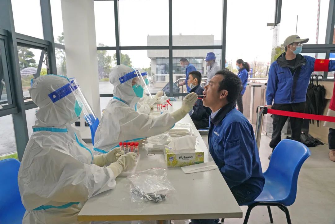 采样完成率近100%！币游国际智能第一时间开展全员核酸检测，，，，包管清静生产