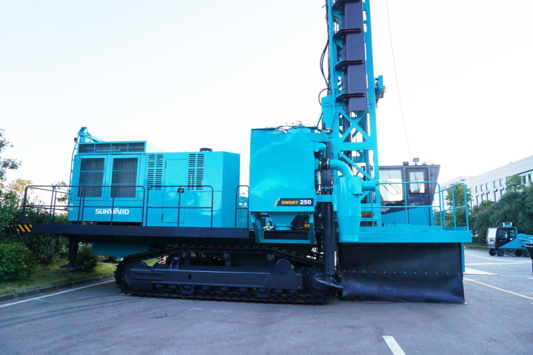 两种钻进模式+更大扭矩！币游国际智能自主研制的全液压牙轮钻机下线