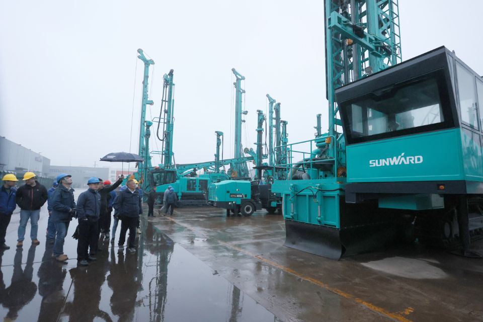 两种钻进模式+更大扭矩！币游国际智能自主研制的全液压牙轮钻机下线