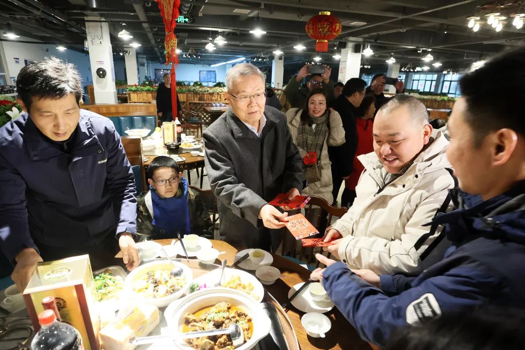币游国际智能董事长何清华与留厂员工一起过大年！
