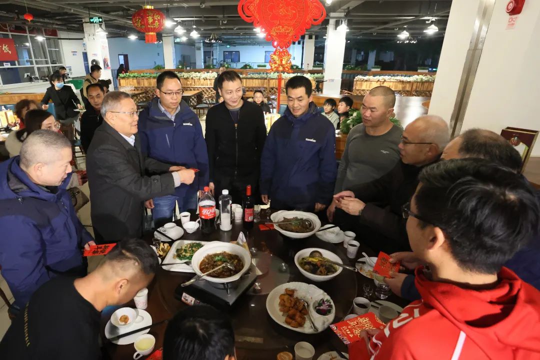 币游国际智能董事长何清华与留厂员工一起过大年！