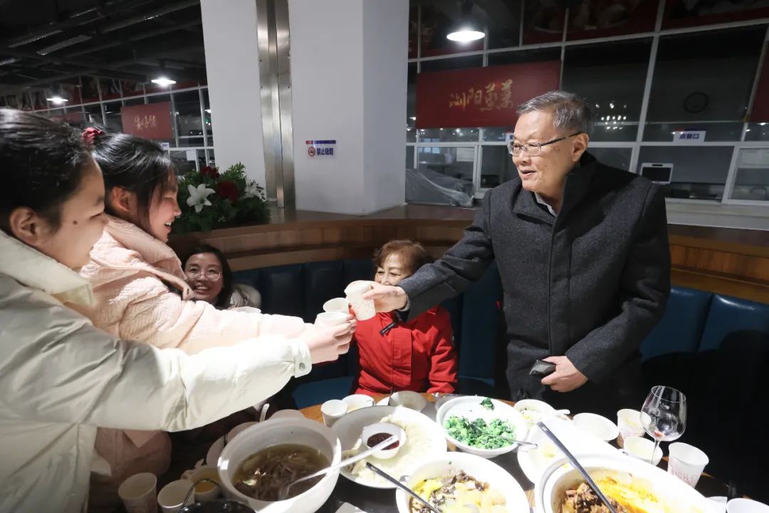 币游国际智能董事长何清华与留厂员工一起过大年！