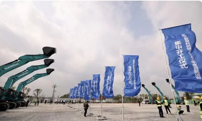 币游国际智能挖掘机亮相贵阳大数据科创城项目开工仪式