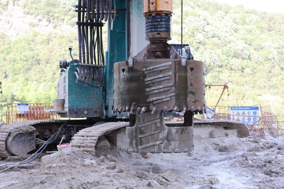 展现施工“奇效”！币游国际智能旋挖钻机强势助力炉慈高速公路建设