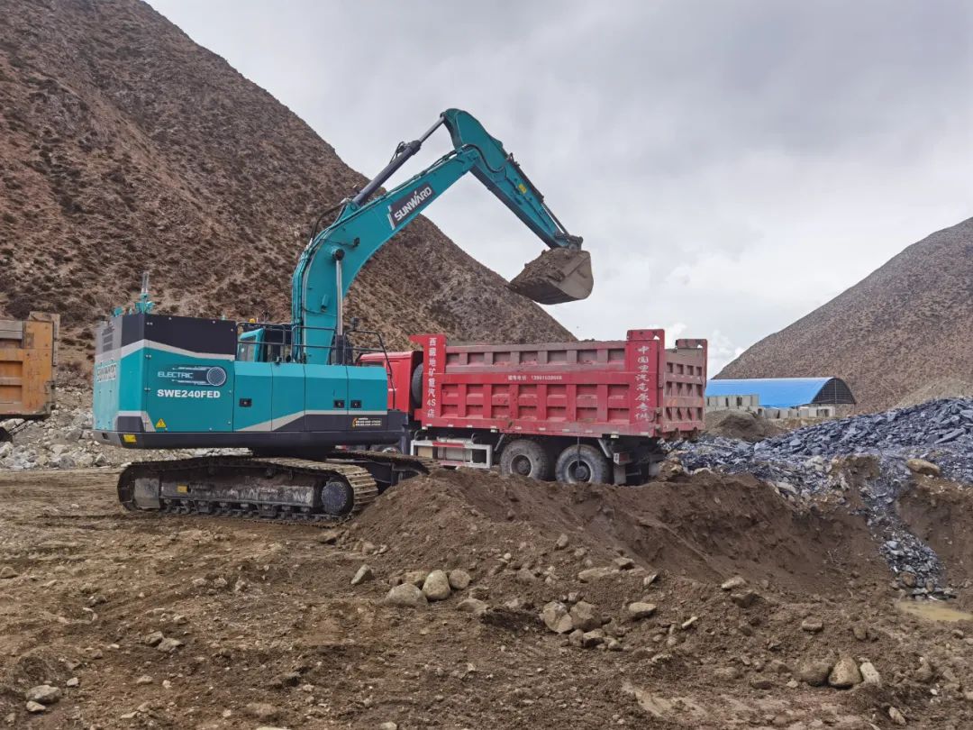 征战川藏铁路！币游国际智能新一代电动挖掘机乐成交付