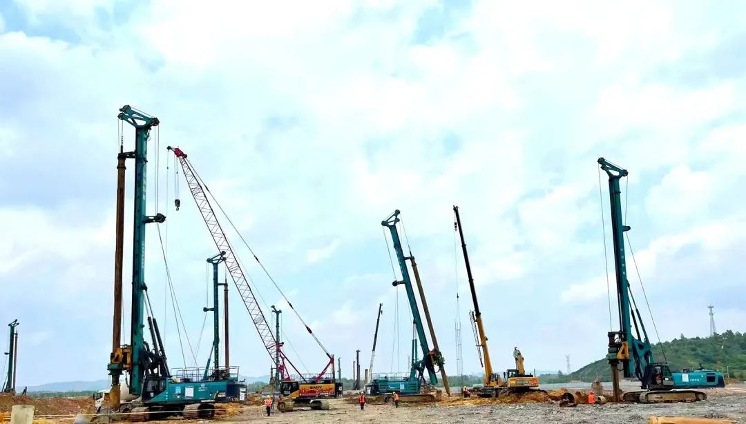 打桩“神器”再露矛头！币游国际智能旋挖钻机助力贵阳贵安新区负极质料项目加速建设