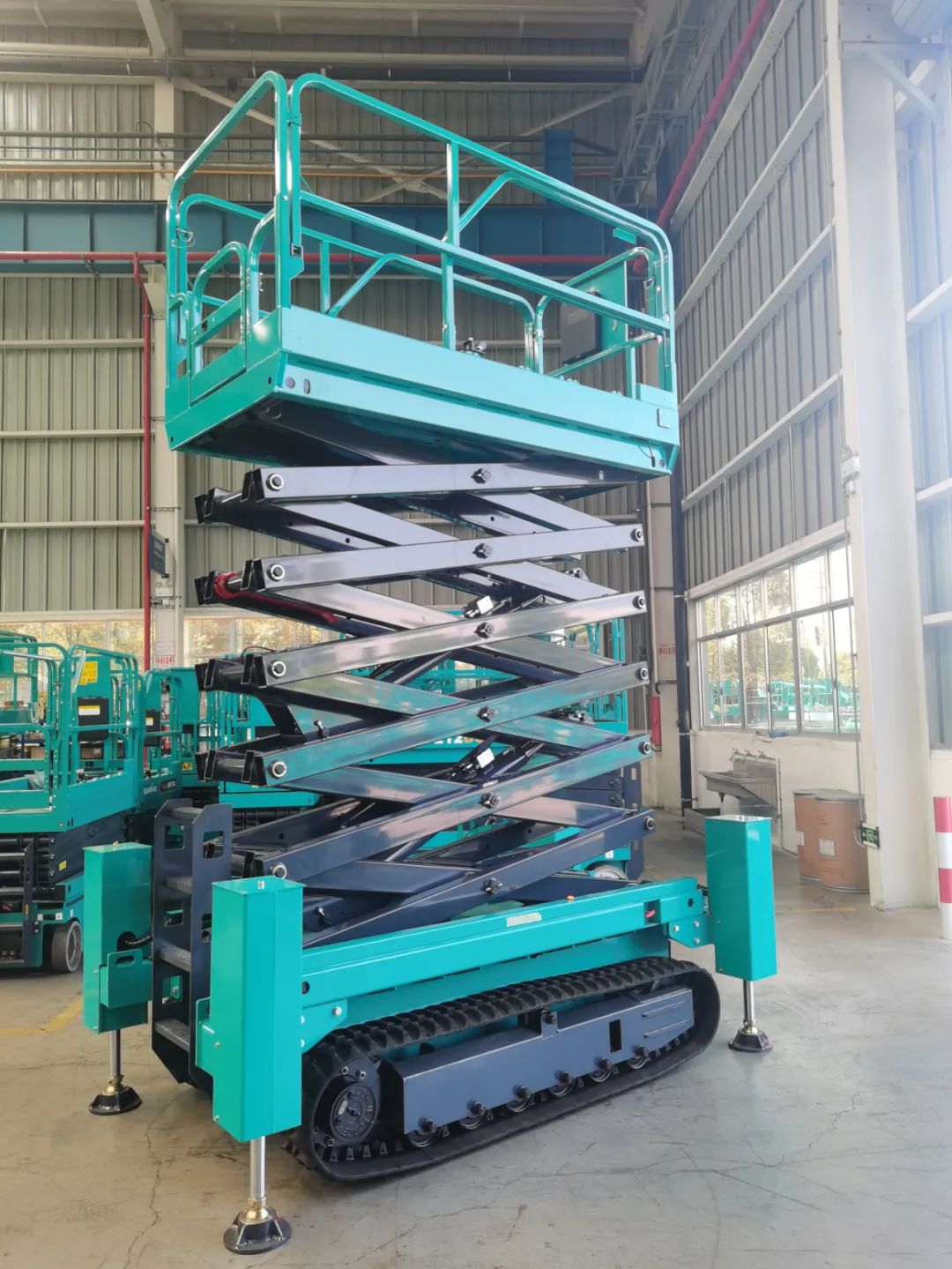 加速电动化产品结构，，，币游国际智能第一款履带剪叉式高空作业平台来了！