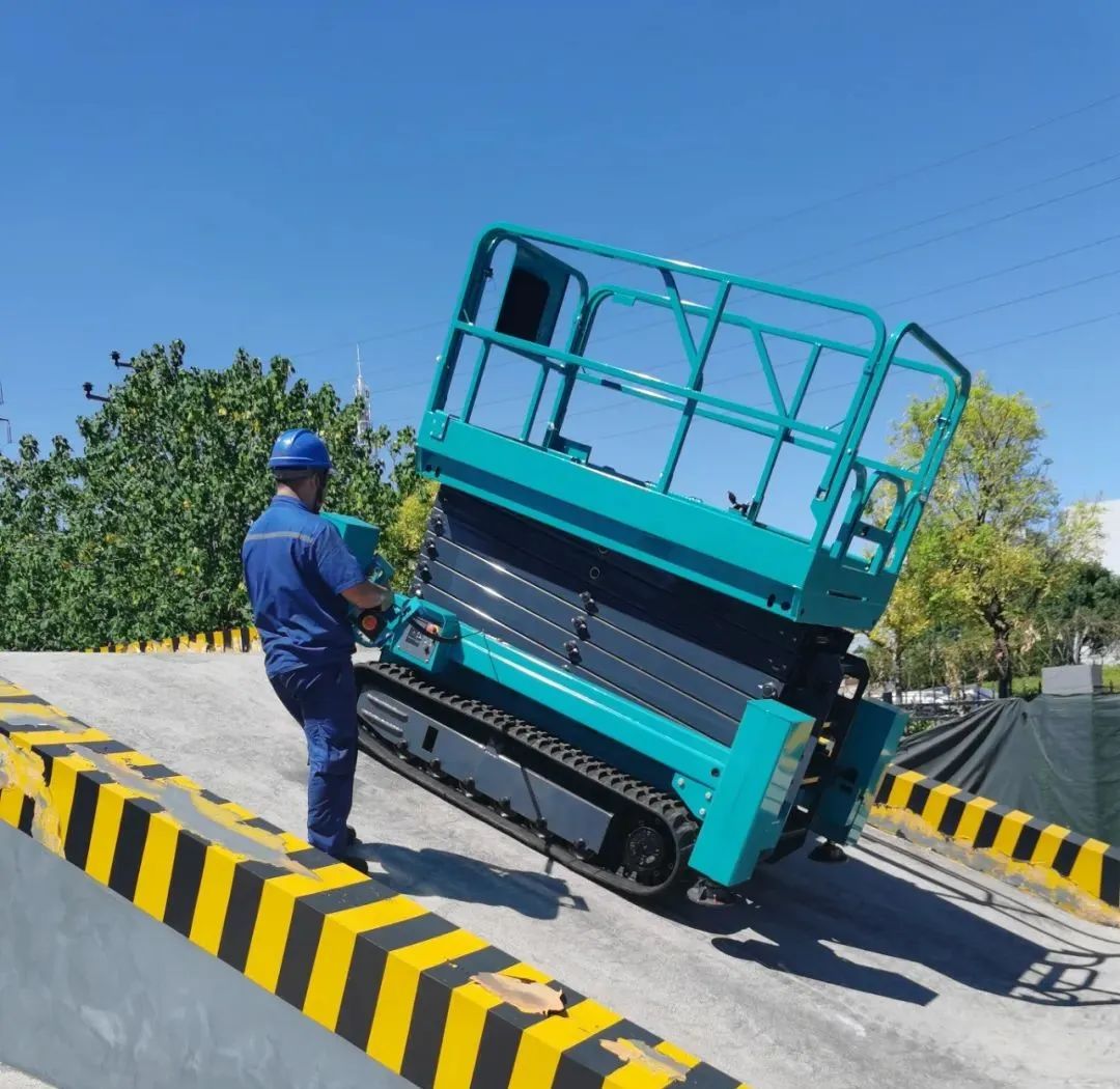 加速电动化产品结构，，，币游国际智能第一款履带剪叉式高空作业平台来了！