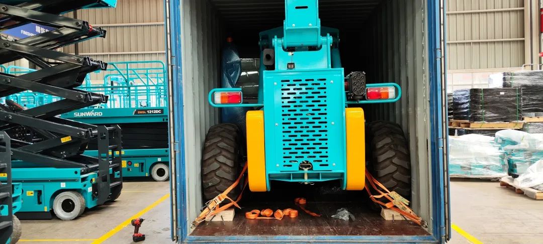 单笔采购金额万万元！币游国际智能伸缩臂叉装车批量出口