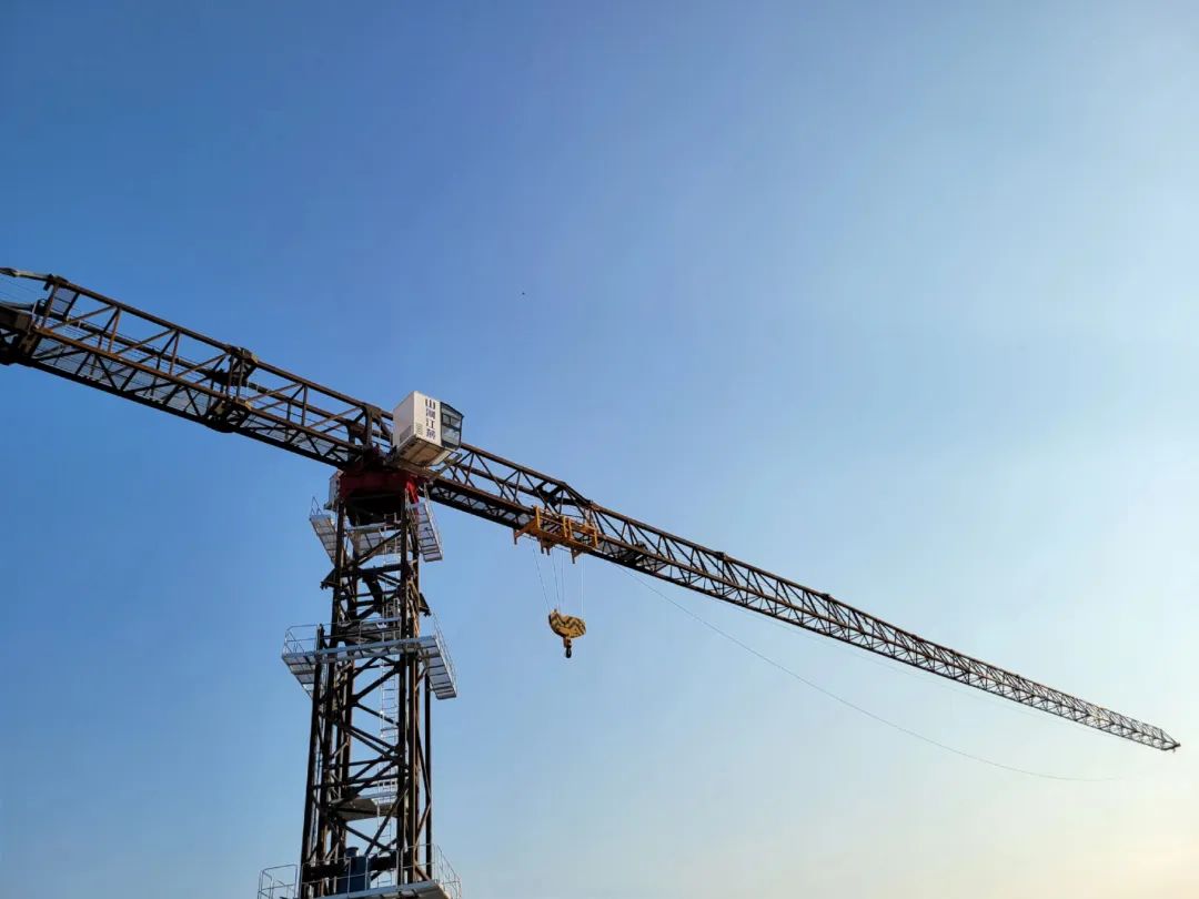 自力高度达82米，，，，币游国际江麓推出超大型平头塔机