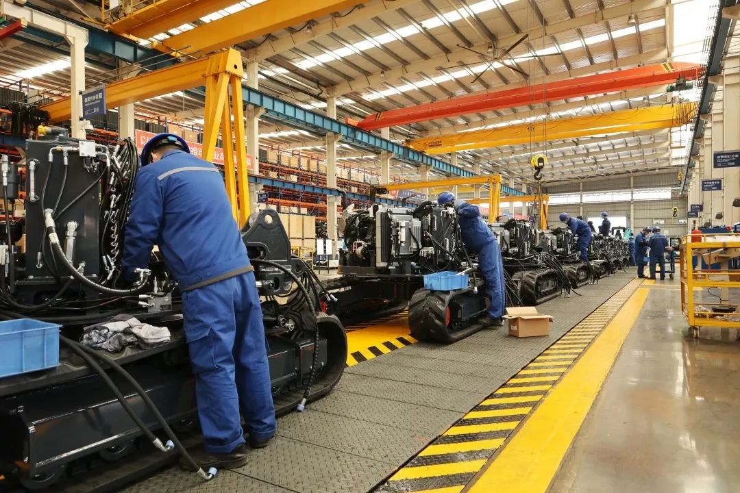 莫道君行早，，，，更有早行人！币游国际智能癸卯兔年开工大吉