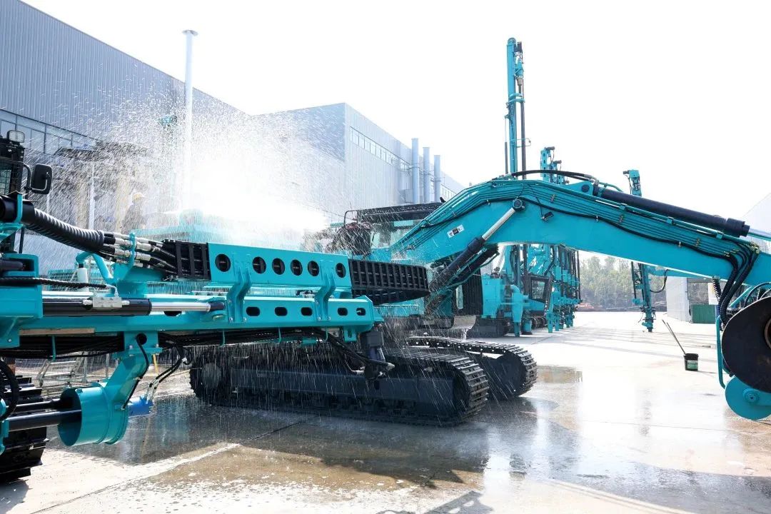 莫道君行早，，，，更有早行人！币游国际智能癸卯兔年开工大吉