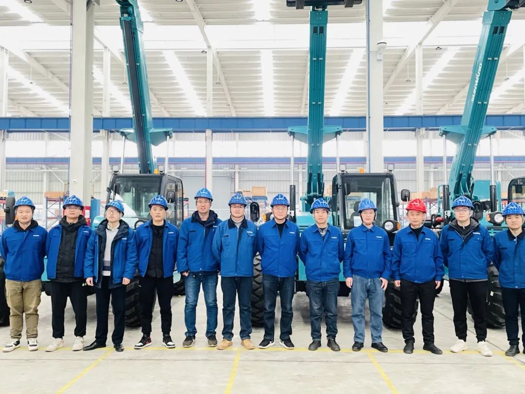 “兔飞猛进”添新品！币游国际智能两款伸缩臂叉装车同时下线