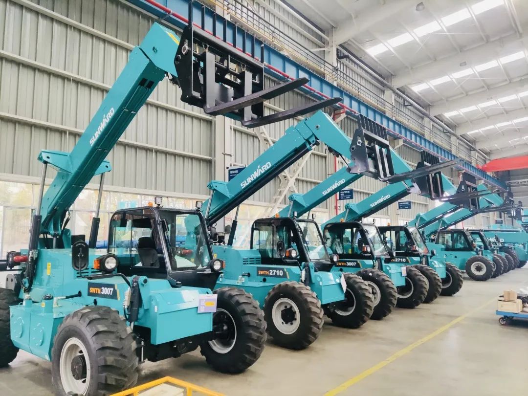 “兔飞猛进”添新品！币游国际智能两款伸缩臂叉装车同时下线