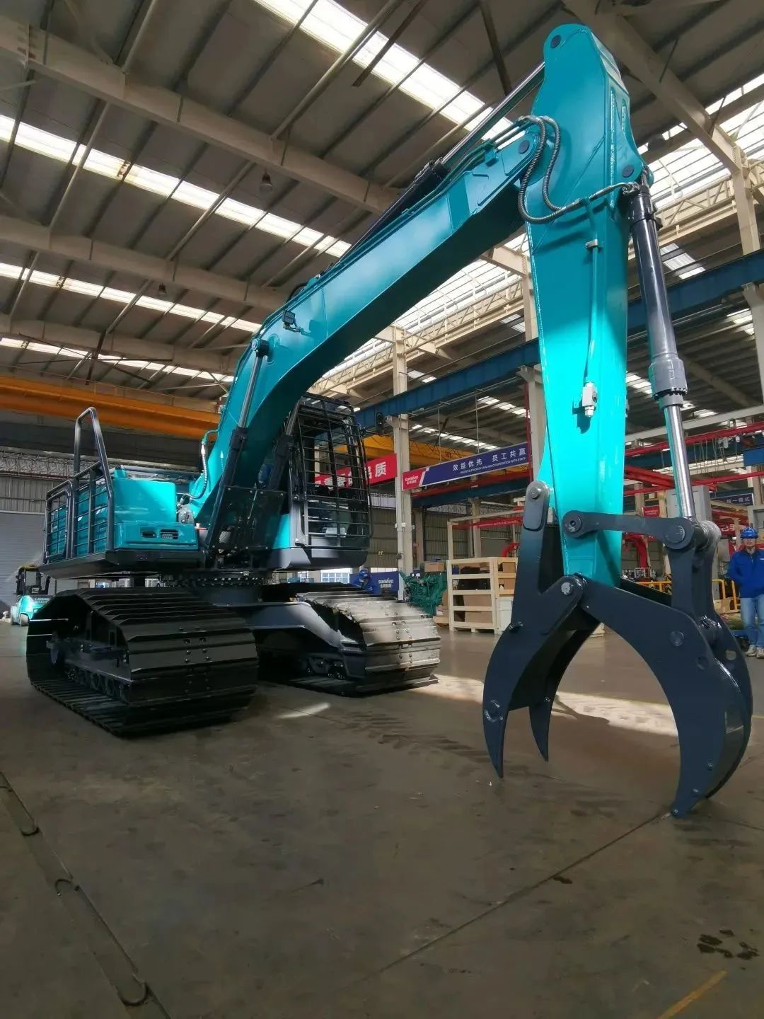 翻山越岭，，，，称霸“武林”！币游国际智能首款中型林业挖掘机乐成下线