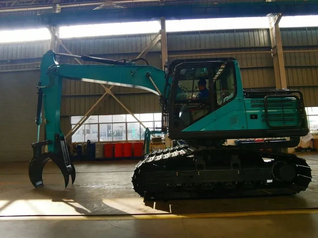 翻山越岭，，，，称霸“武林”！币游国际智能首款中型林业挖掘机乐成下线