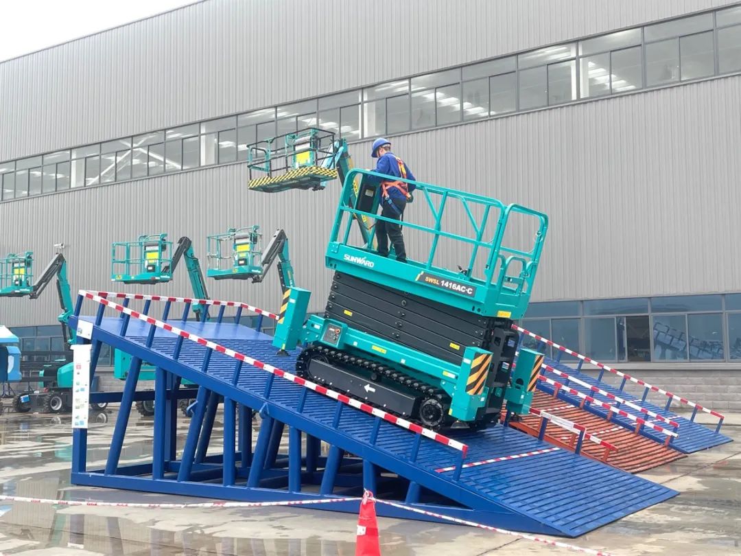 出厂即“出道”！币游国际智能首款履带剪叉式高空作业平台批量上市