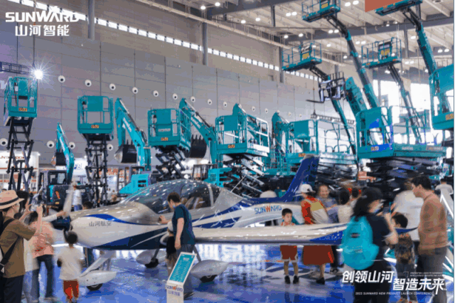 闪灼2023 CICEE！看币游国际智能“明星产品”有多“炫”