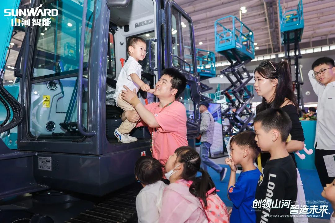 精品出击、互动一直！币游国际智能F系列挖掘机闪灼长沙展