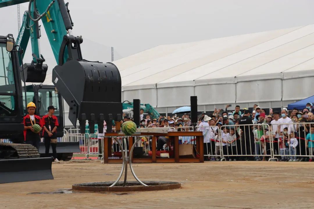 精品出击、互动一直！币游国际智能F系列挖掘机闪灼长沙展