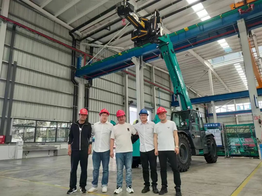 独家定制！币游国际智能油缸替换机械人顺遂下线