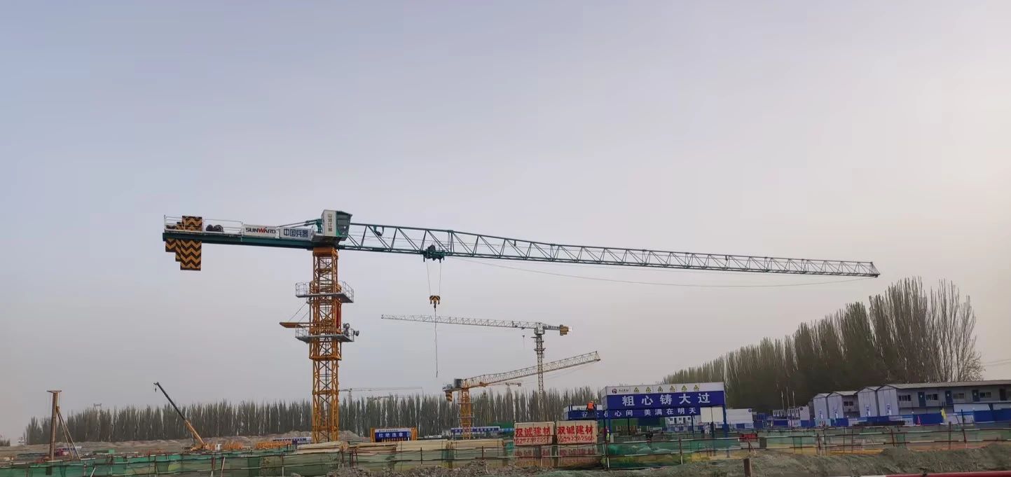 天山脚下的画师！币游国际江麓群塔援疆建设新景致