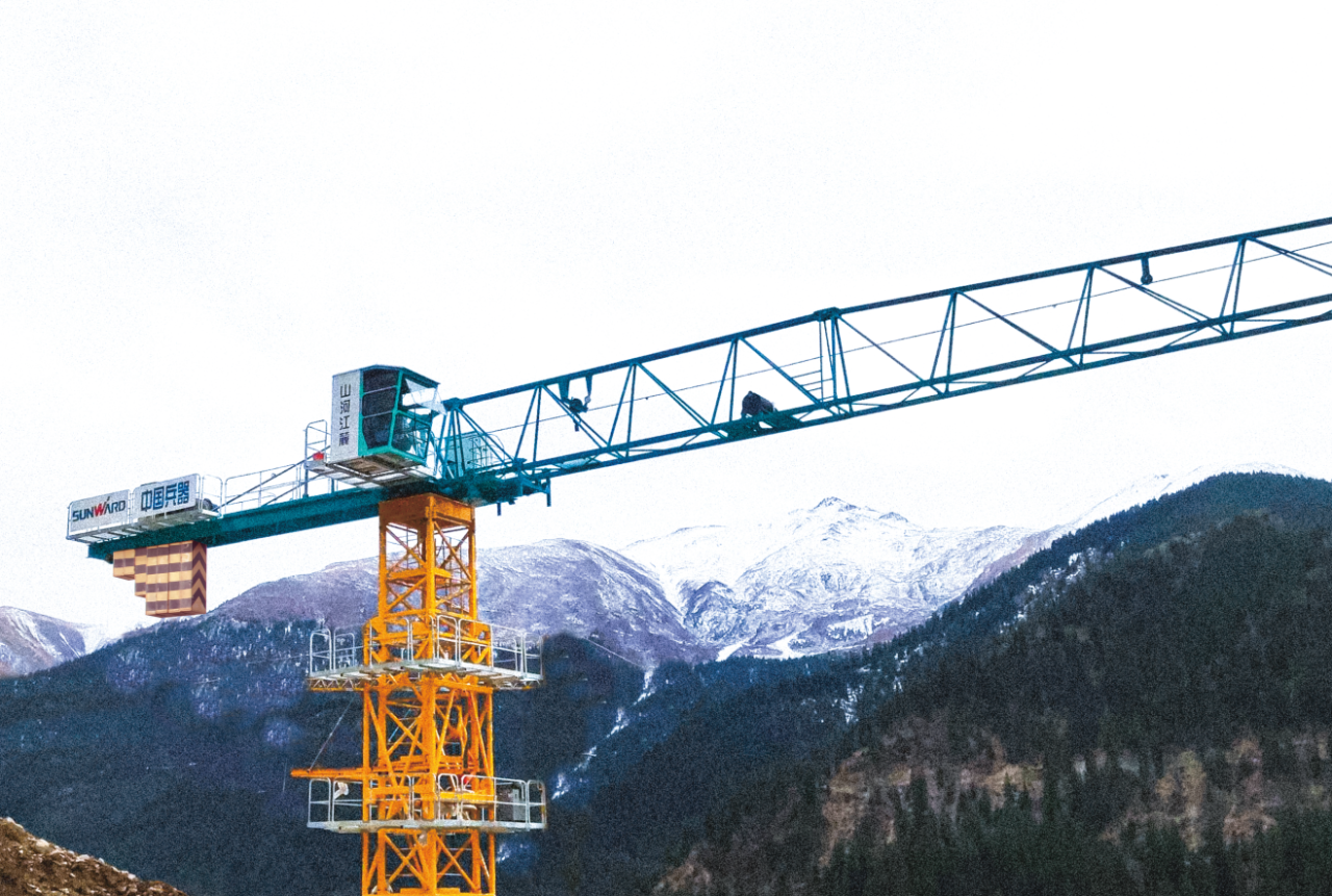 天山脚下的画师！币游国际江麓群塔援疆建设新景致