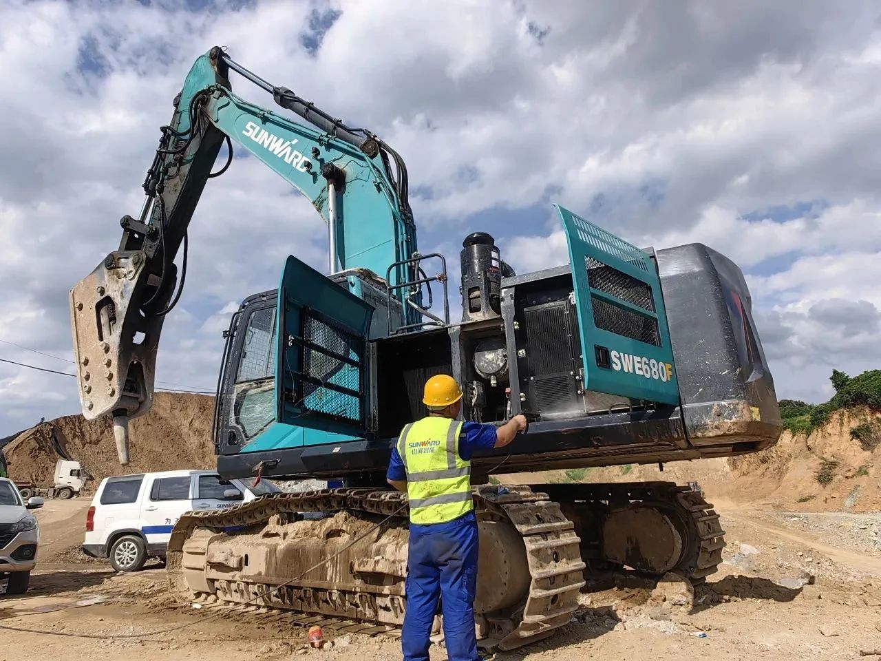 步履一直，，，，，效劳不止！币游国际智能挖掘机效劳万里行火热举行中