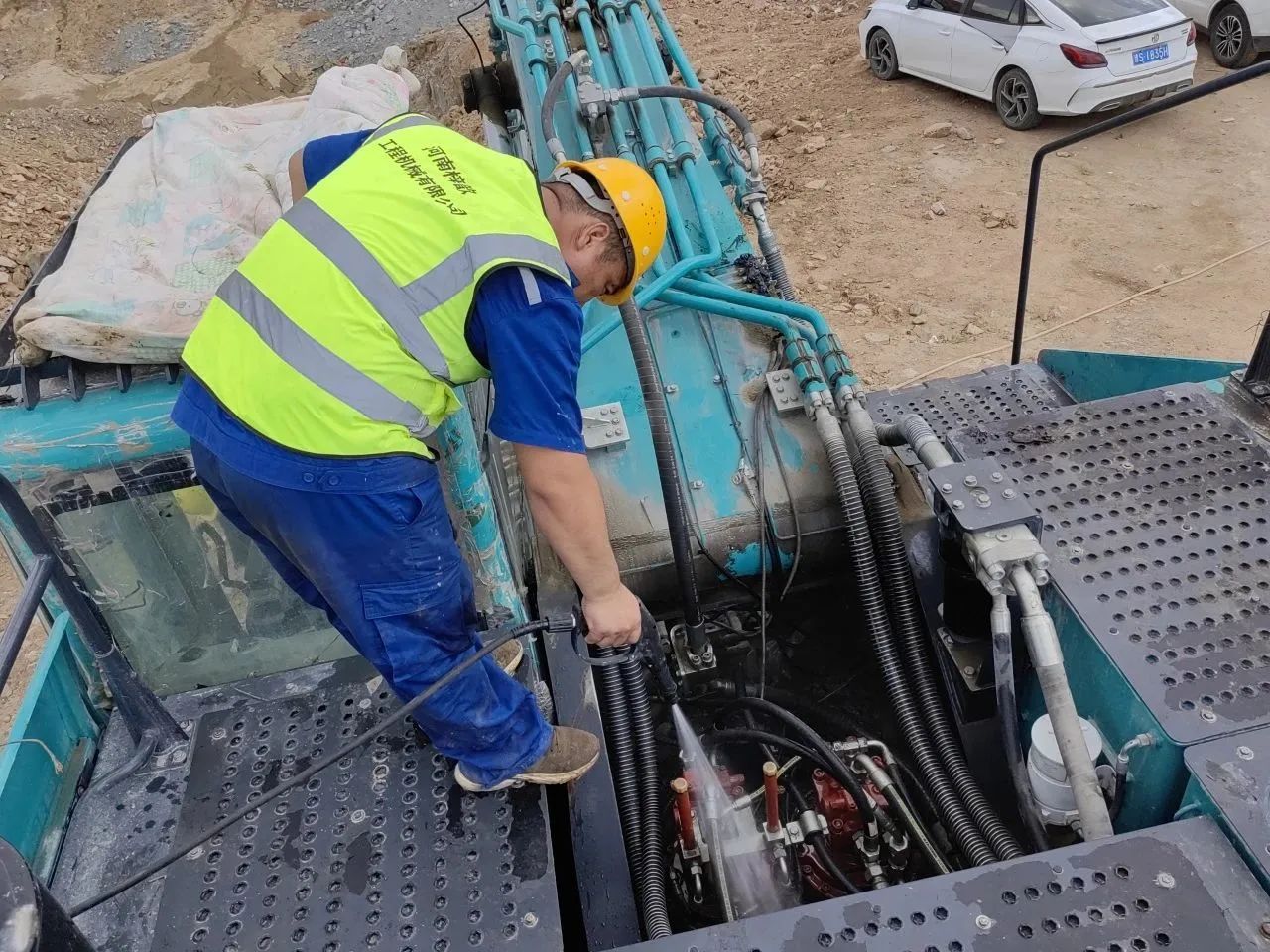 步履一直，，，，，效劳不止！币游国际智能挖掘机效劳万里行火热举行中