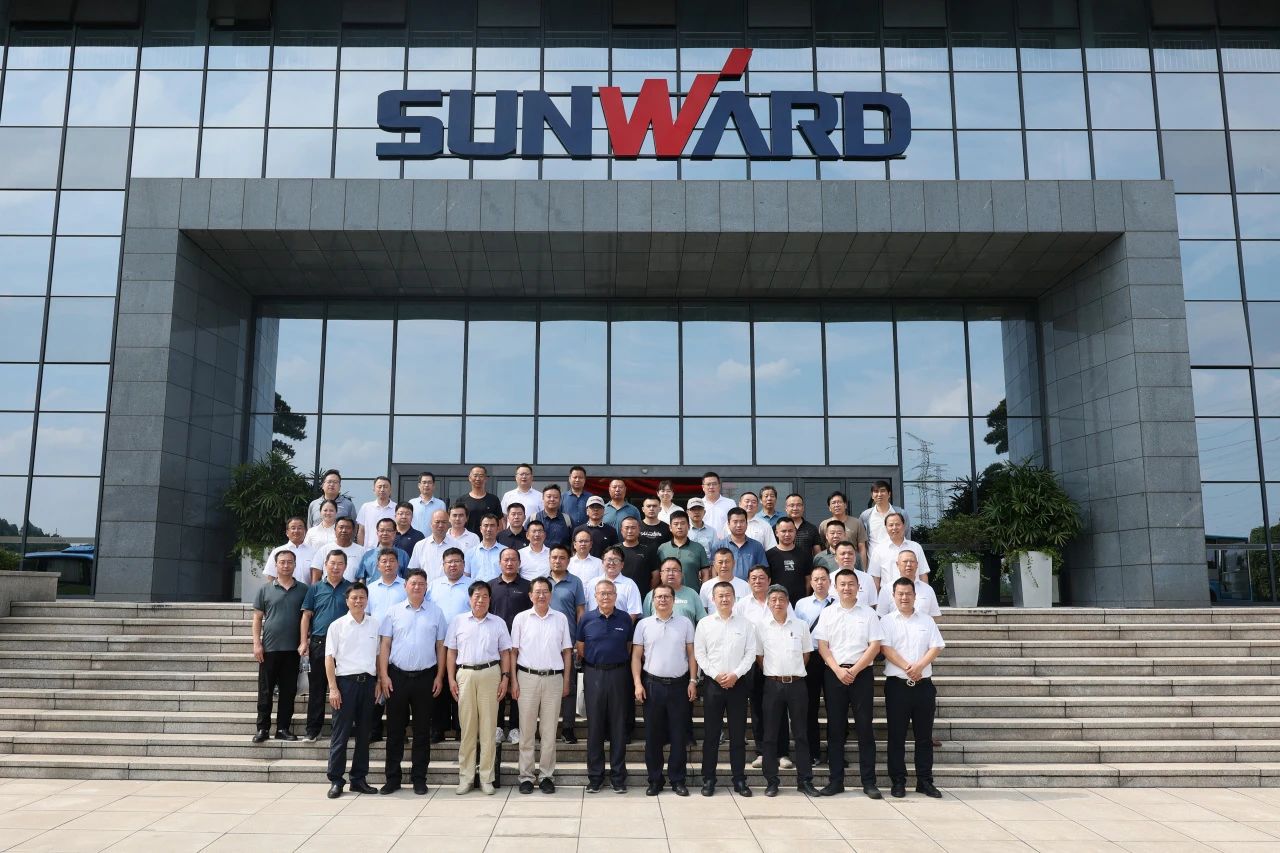 币游国际智能全球首创深井套管车载钻机下线宣布