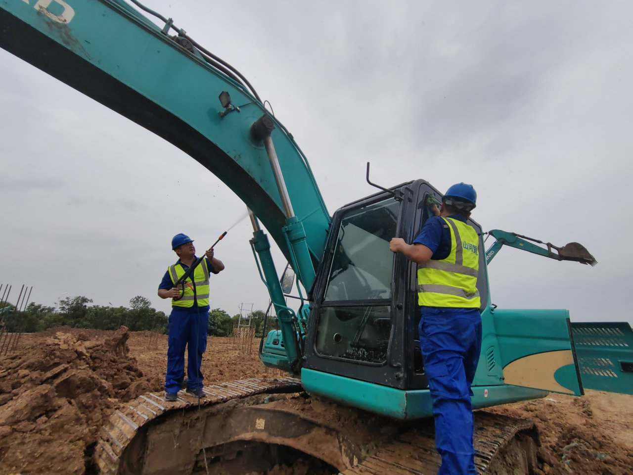 一线“热”闻 | 专业售后，，，，，，专心折务！币游国际智能挖掘机效劳万里行一直在路上