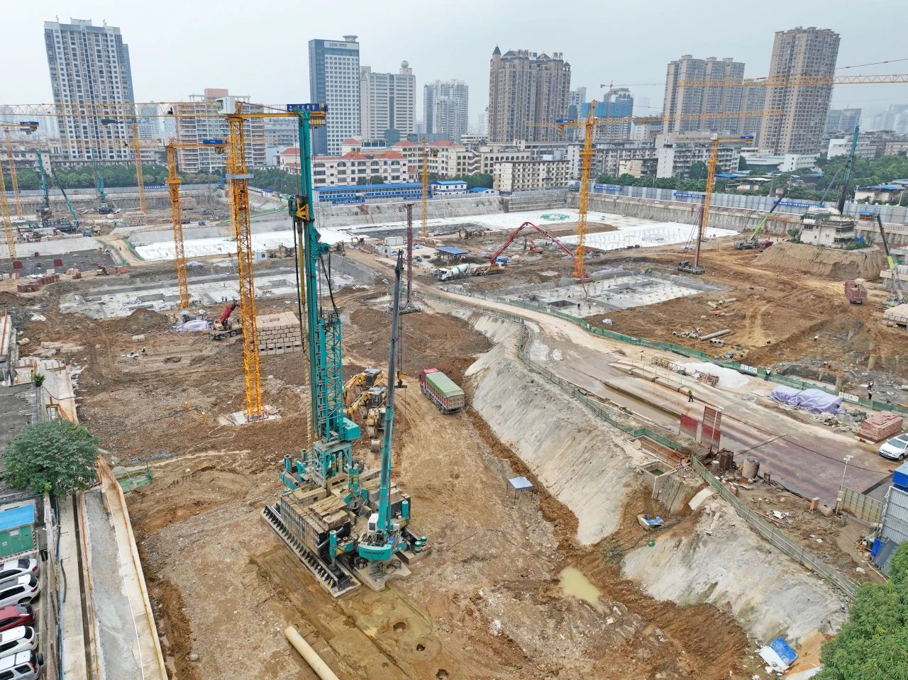 “绿巨人”显神威！币游国际智能引孔式静力压桩机助建“绿城”南宁民生项目