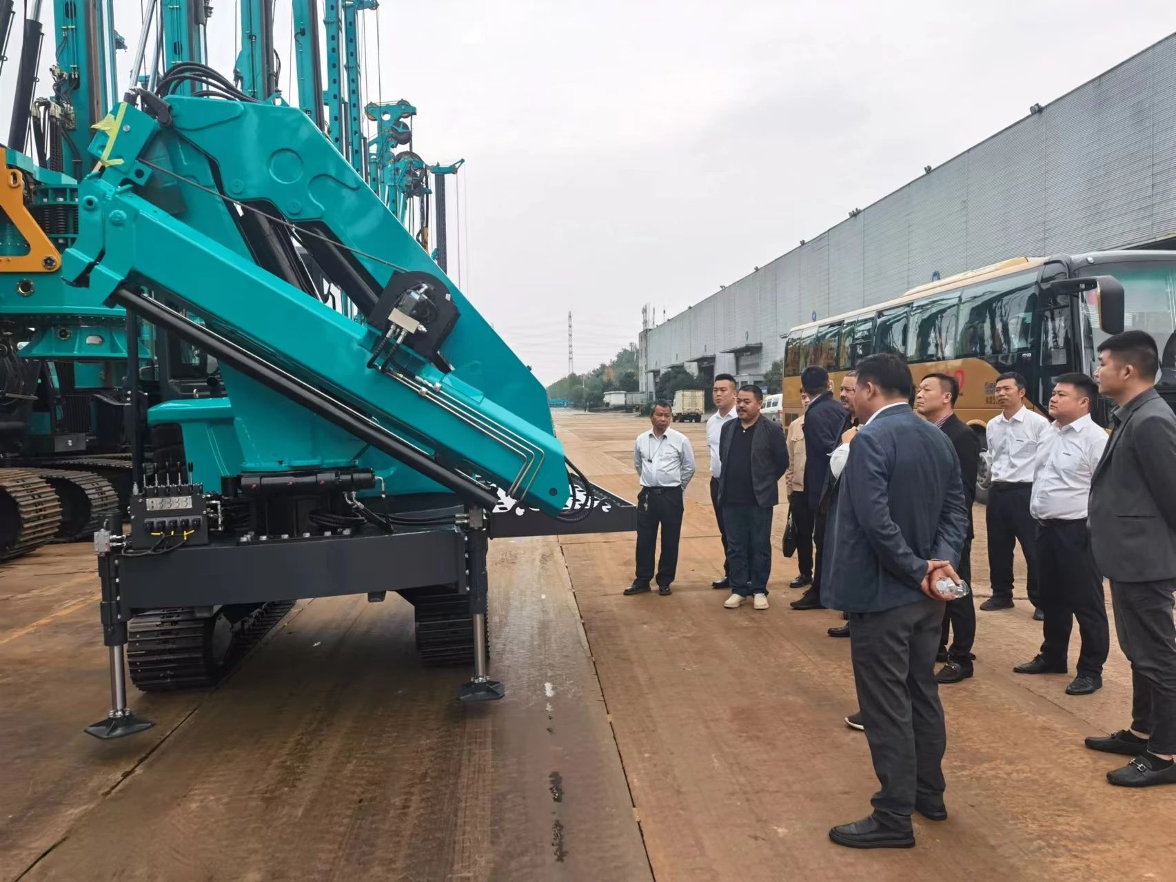 行业严冬现暖阳！现场签购20台旋挖钻机，，，，币游国际智能携手湖南骏牛助力国家电网项目建设