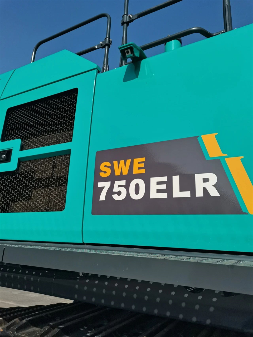 定制开发、功效更强！币游国际智能SWE750ELR加长臂液压挖掘机下线交付