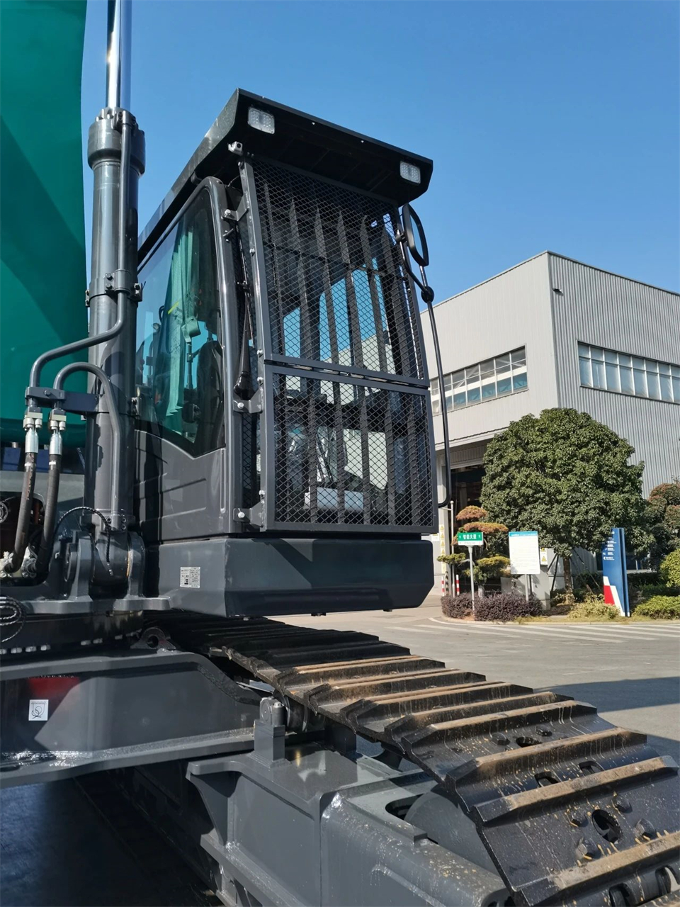 定制开发、功效更强！币游国际智能SWE750ELR加长臂液压挖掘机下线交付