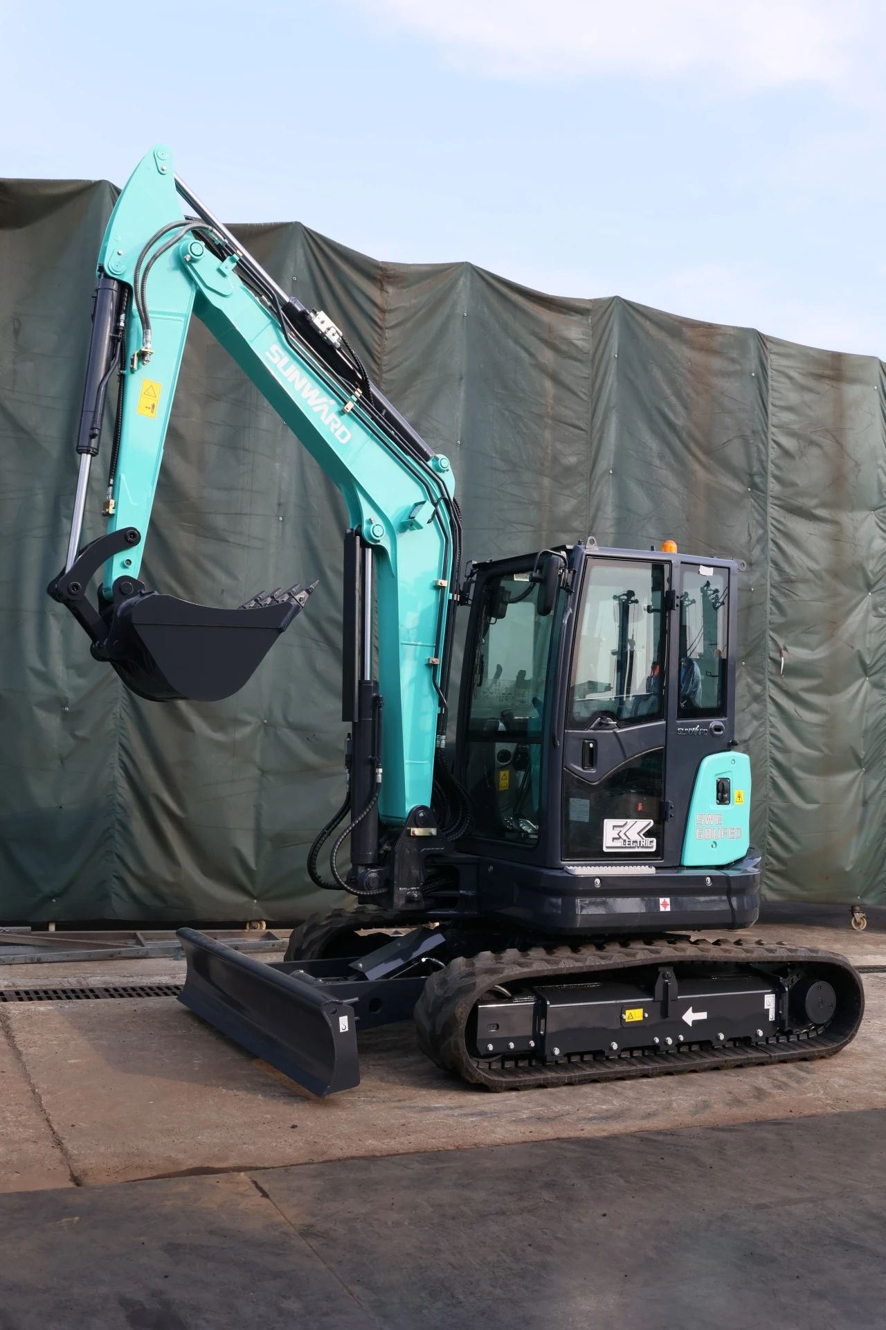 绿色上新！币游国际智能SWE60UFED纯电动无尾挖掘机乐成下线