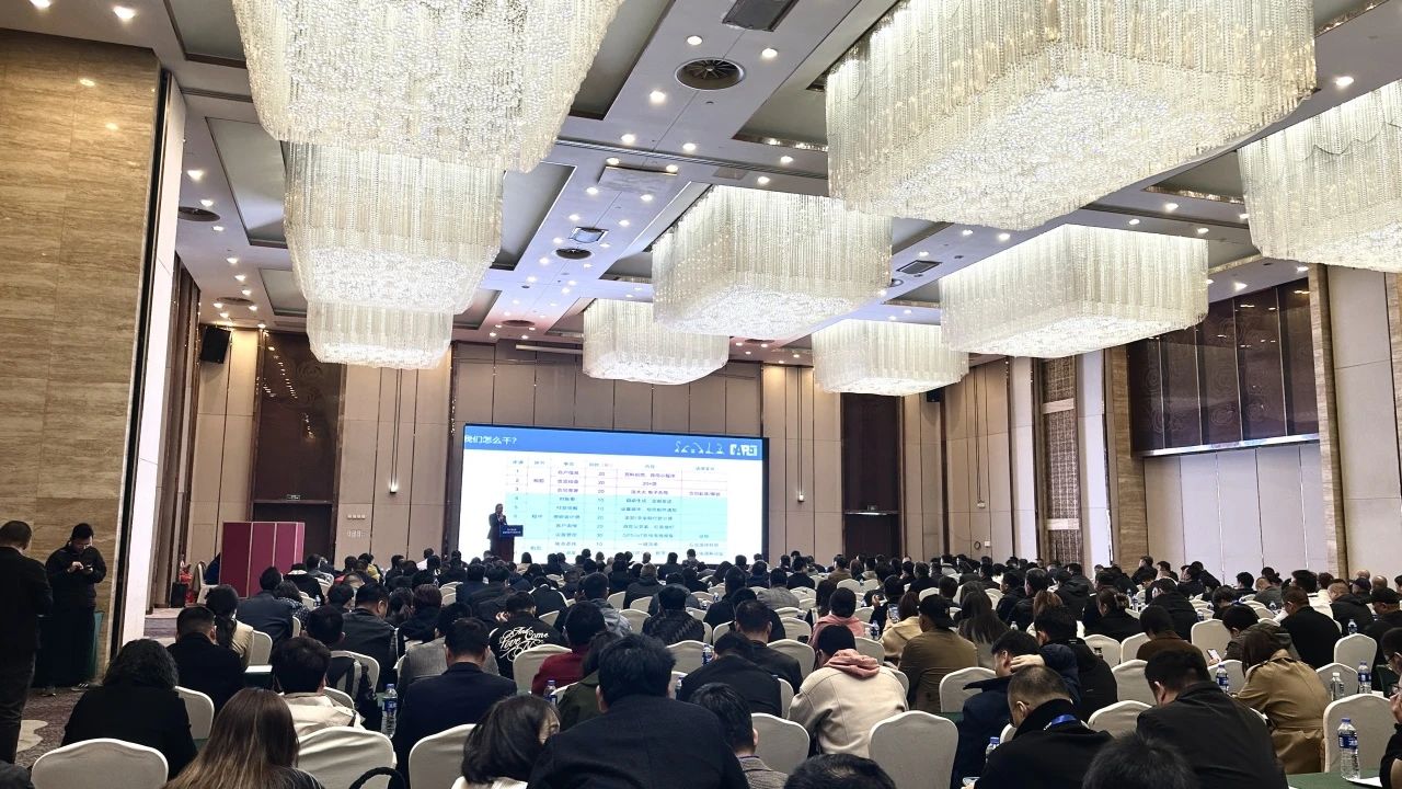 “爆品”来袭，，，，，签简单直！ 币游国际智能艳服亮相第八届天下高空作业平台租赁大会