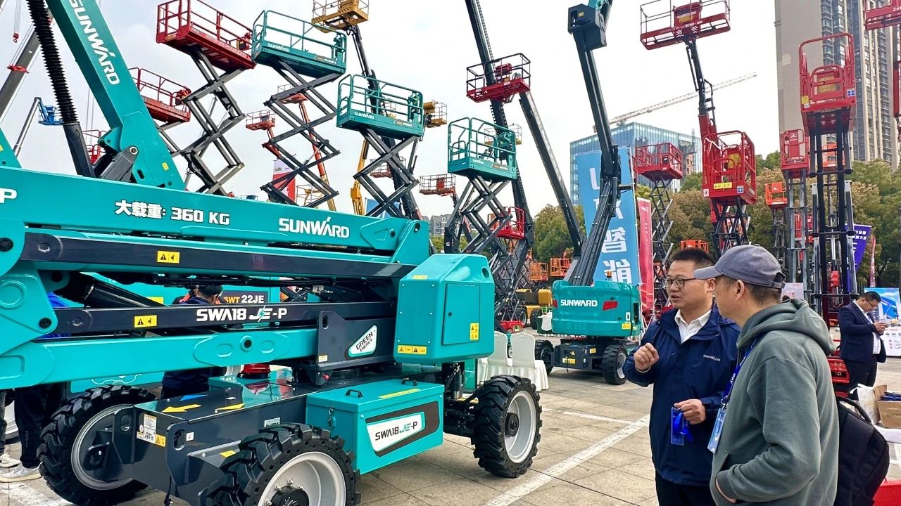 “爆品”来袭，，，，，签简单直！ 币游国际智能艳服亮相第八届天下高空作业平台租赁大会