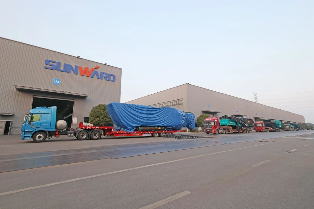 币游国际普石勒柴电一体移动破碎筛分装备热销外洋