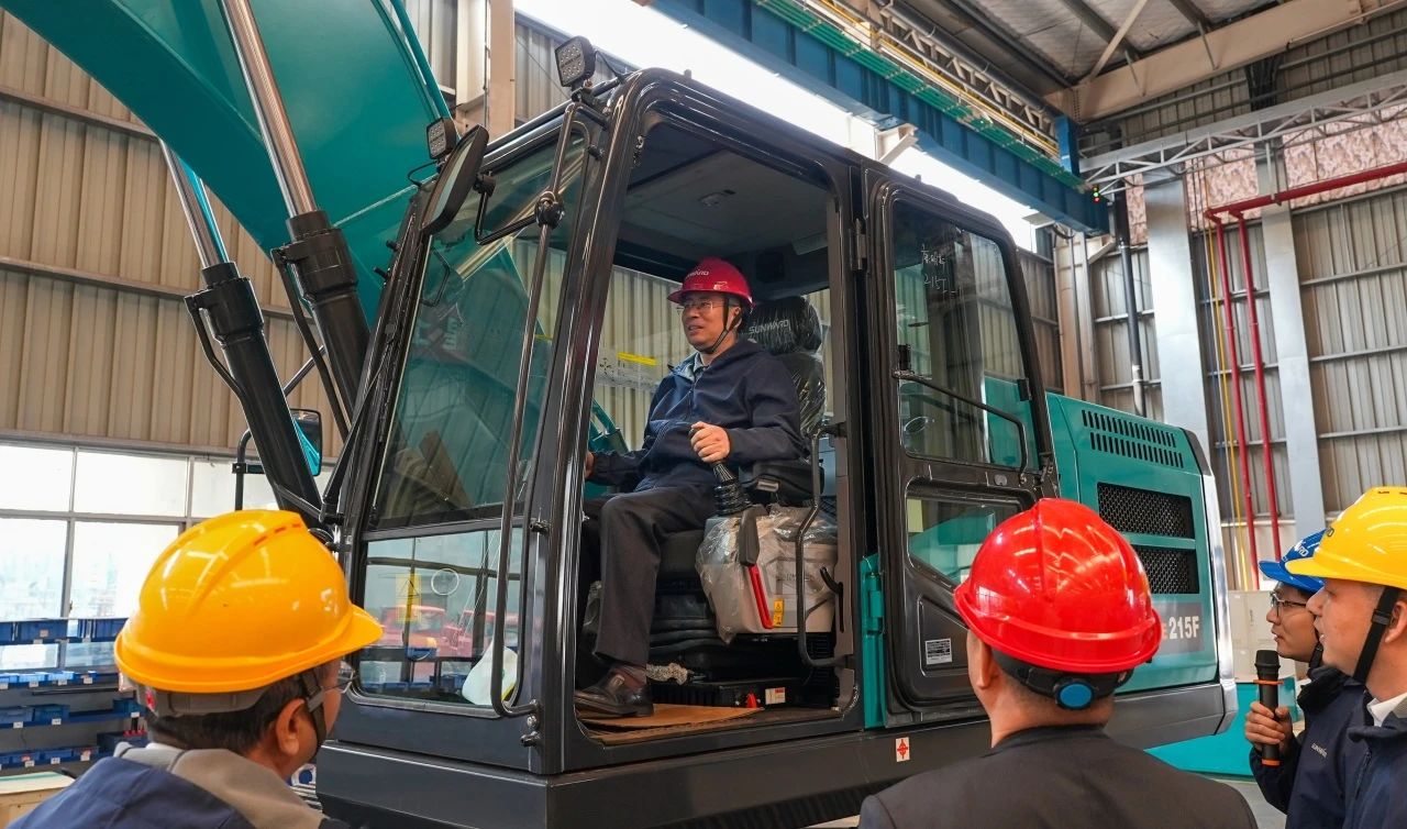 聚焦市场需求，，，，，币游国际智能三款精品工程液压挖掘机乐成下线